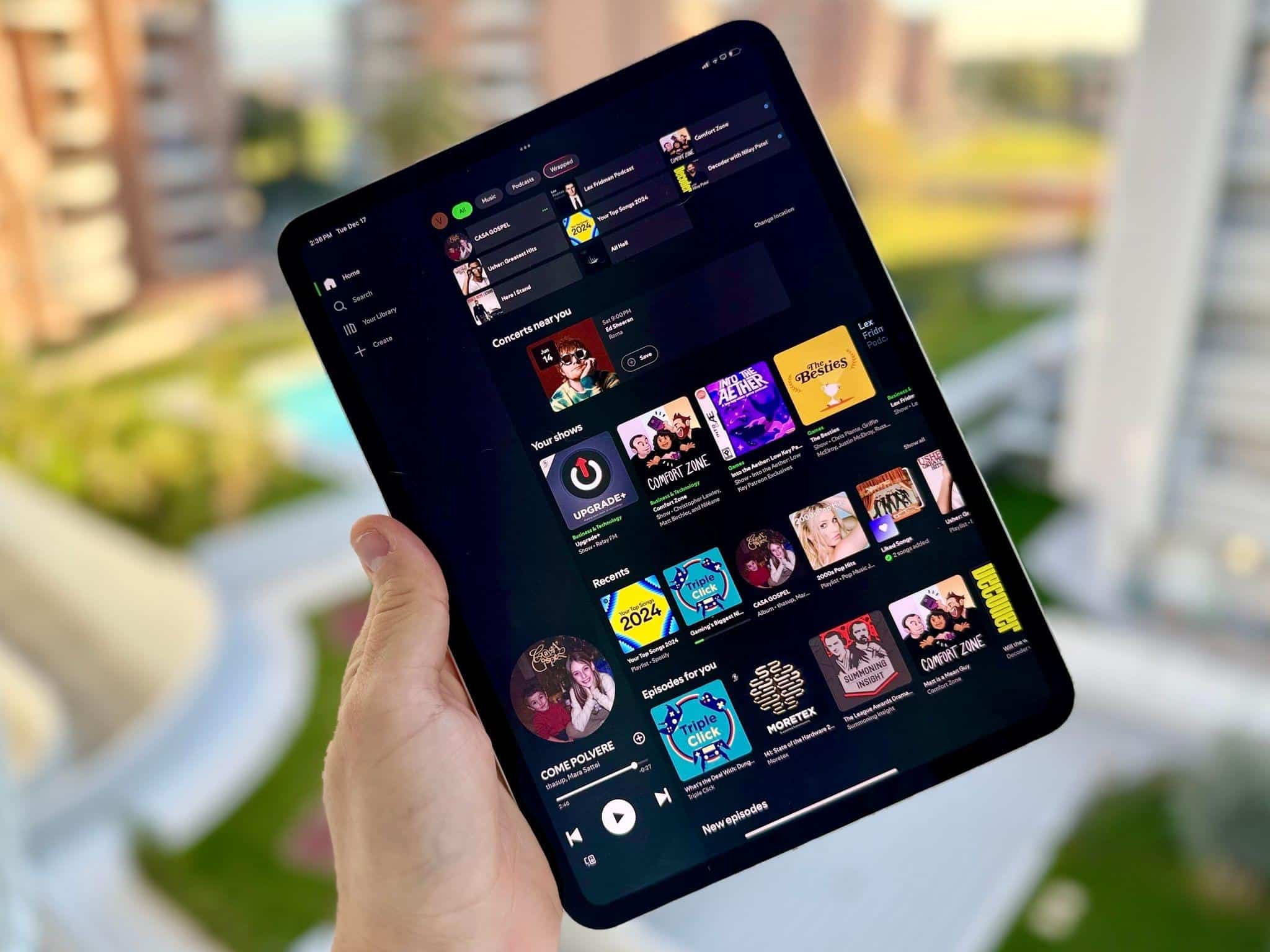 Using the 11" iPad Pro with one hand is totally fine.