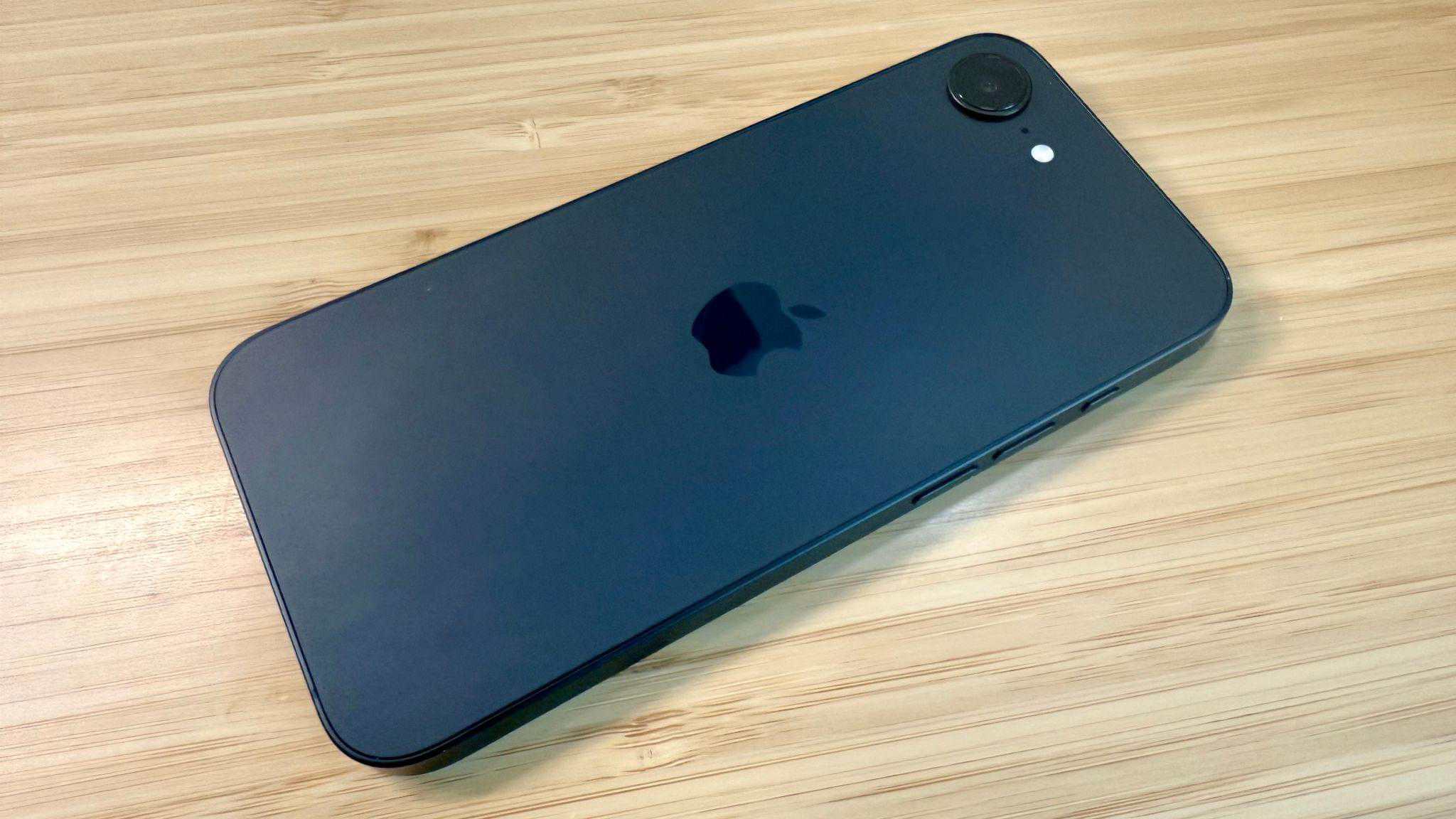 I love the matte black finish on the back of the 16e.
