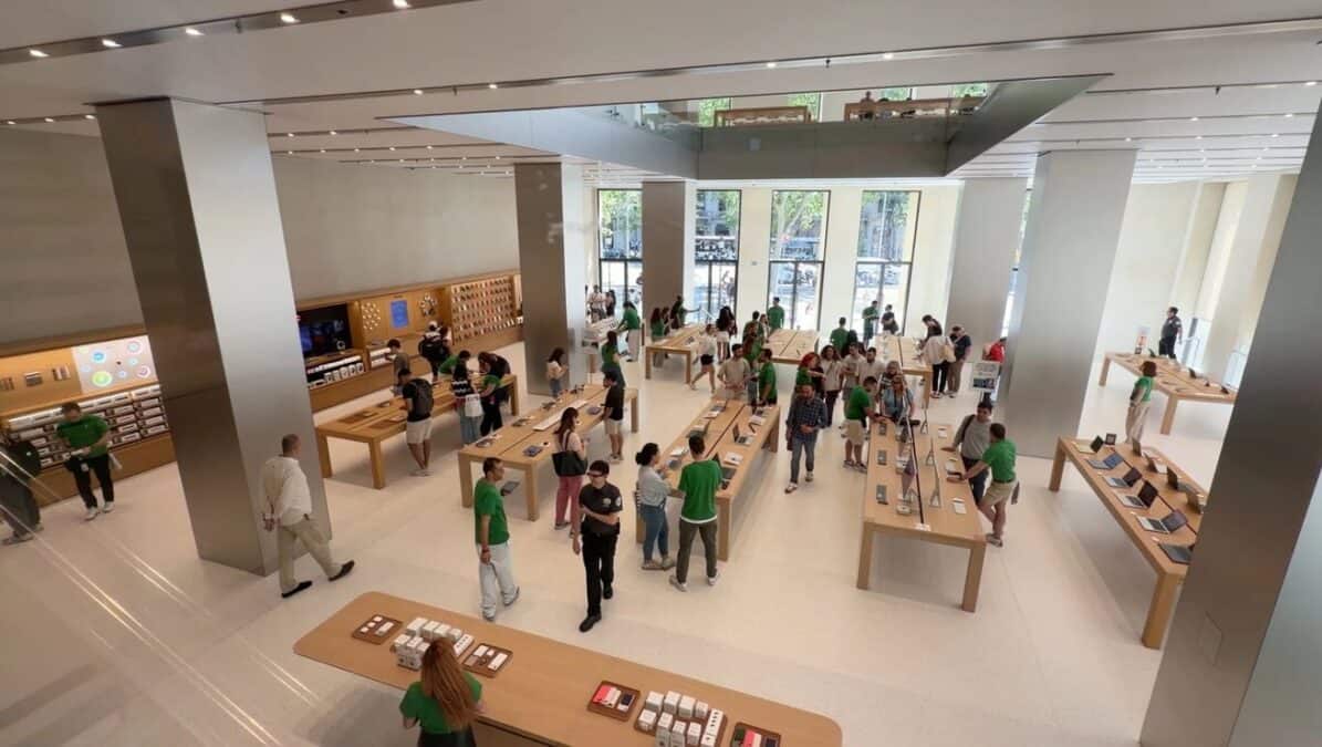 Passeig de Gracia Apple Store reopens, updated with new industrial design